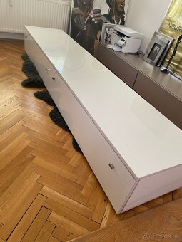 Veľká biela skrinka do obývačky biely lesk - 2