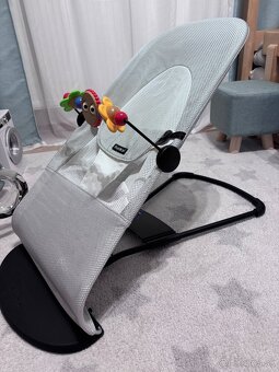 Babybjorn Balance Soft, Silver/White Mesh s hračkou - 2