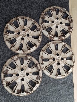 Predám používané puklice originál Toyota R15 - 2