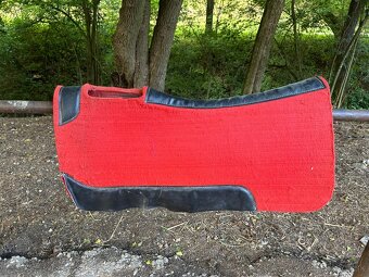 Červená westernová podsedlovka - 2