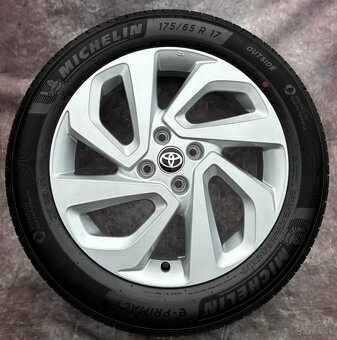 Originální Alu kola 4x100 Toyota Aygo 175/65/17 DOT22 - 2
