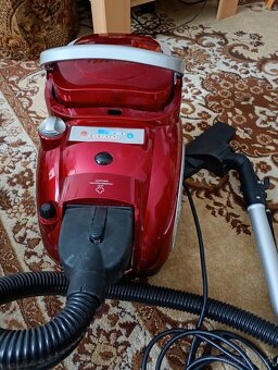 Červený veľký vysávač - 2