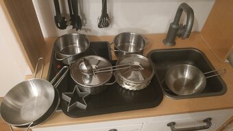 Kuchynka Ikea aj s  hrncami - 2