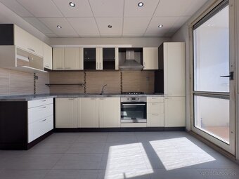 Predaj trojizbový byt, 72 m², 8.p./8.p., M. Rázusa Prievidza - 2