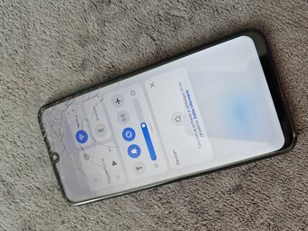 Huawei P Smart 2019 prasknuté sklicko - 2