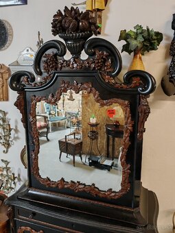 Starožitná vyrezávaná skriňa - 2