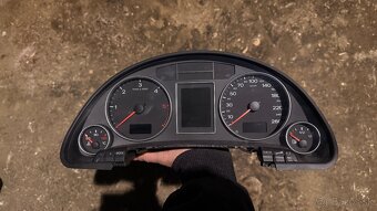 Audi A4 B7 farebný tachometer - 2