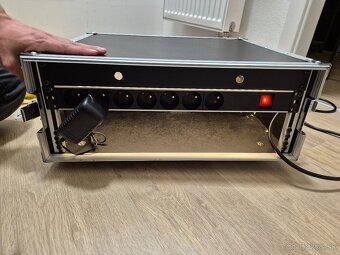 Podsvietený 4U Rack so šuflíkom a 230V lištou - 2