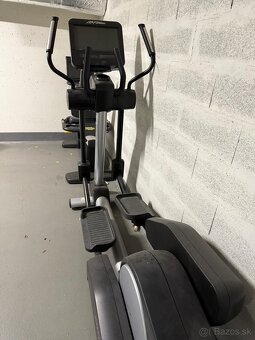 Life Fitness profi elipticky trenazer - 2
