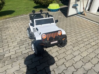 Predám elektriclké autíčko. - 2