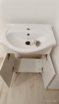 Kúpeľňová skrinka s umývadlom - 2