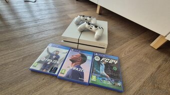 Playstation 4 500gb, 2x ovládač, 3x FIFA - 2