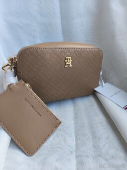 Hnedá crossbody kabelka zn. Tommy Hilfiger - 2