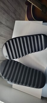 Adidas - yeezy slides - 2