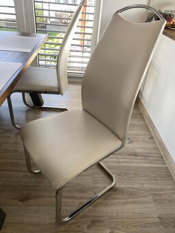 Predám jedálenský stôl a 4 stoličky - 2