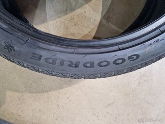 Predam celoročne pneu.225/40R19 93W - 2