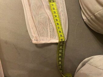 Bledoružové trblietavé spoločenské šaty s opaskom - 2