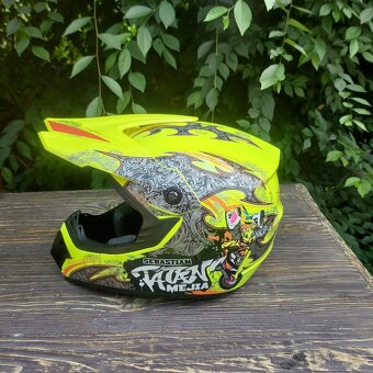 Predám športovú motokrosovú prilbu – veľkosť L - 2