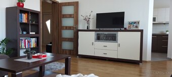 REZERVOVANÉ, Praktický RD s krásnou záhradou. - 2