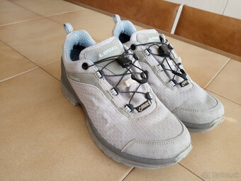 Damske outdoorove Gore-Texove botasky Lowa. - 2