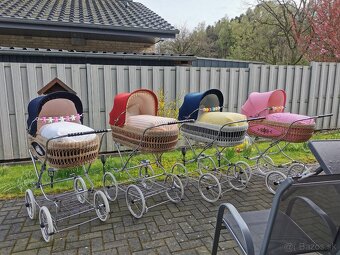 Hojdací starý retro nostalgický kočík. - 2