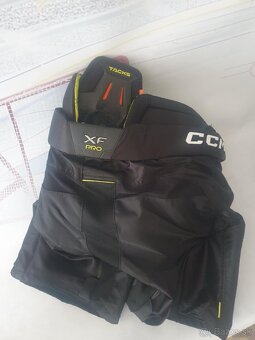 Juniorské nohavice CCM TACKS XFpro-čierne L nové - 2