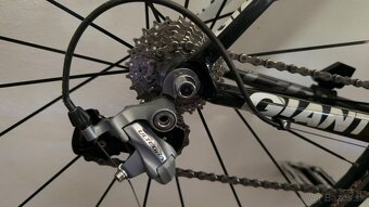 Giant cestny Carbonovy bicykel - 2