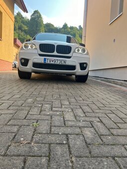 🤍 BMW X5 40d M-Paket – 225 kW – perfektný stav, bez investà - 2