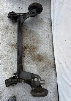 Škoda Rapid 2012- zadná nápravnica / náprava - 2