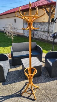 Drevený vešiak na kabáty - 2