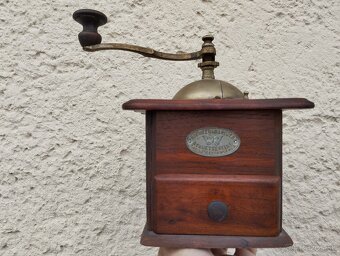 Starý mlyncek na kavu se štítkom - 2