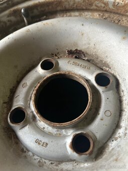 Darujem plechove disky r13 2kusy - 2