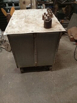 Pracovný stôl na kolesách. - 2