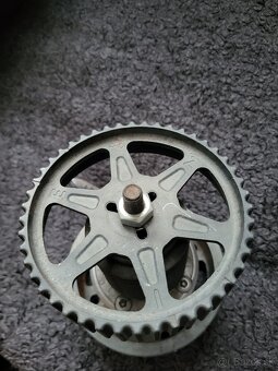 Stojan na pera z autodielov - 2