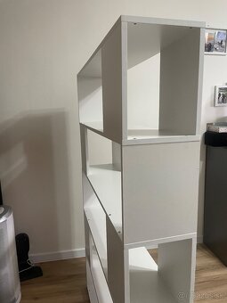 Predám knižnicu-policovú skriňu - 2