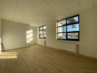 Priestranné rekonštruované kancelárie - 30 a 34 m2 na Jazere - 2