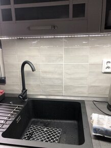 Obkladačky do malej kuchynky - cena za všetko je 30 eur. - 2