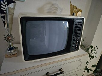 Funkčný starožitný televizor - 2