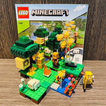 LEGO Minecraft 21165 – Včelia farma - 2
