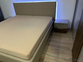 Manželská posteľ s nočnými stolíkmi - 2