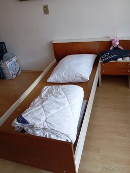 Predam postel s matracom a nocnym stolikom - 2