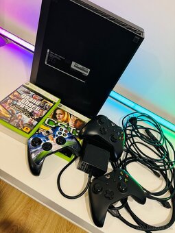 8 - TOP STAV XBOX ONE,3x ovládač,FIFA2020,GTA Liberty,C.S.I - 2