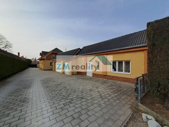 Priestranný rodinný dom s trojgarážou a bazénom k okamž - 2