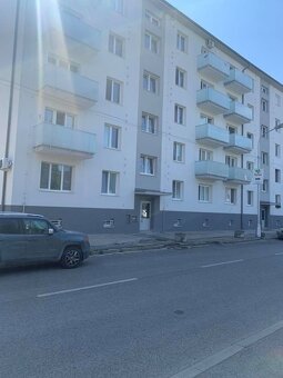 Ponúkame na predaj zrekonštruovaný 3-izbový byt s balkónom n - 2