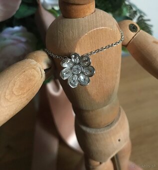 Predám náhrdelník s kvetinkou Swarovski – nastaviteľná dĺžka - 2