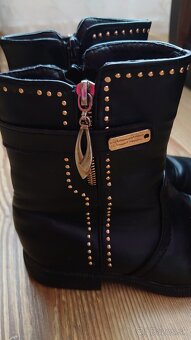 Čižmy so zlatými aplikáciami - 2