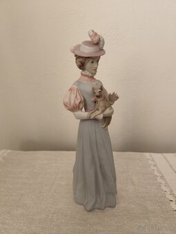 Royal dux žena so psíkom porcelánová soška - 2