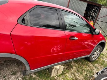 Predám rádio Displej Budíky Spinacka Kufor Sklo HONDA CIVIC - 2