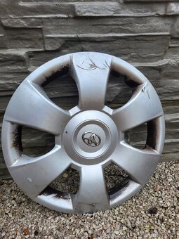 Original puklice 15" toyota yaris - 2
