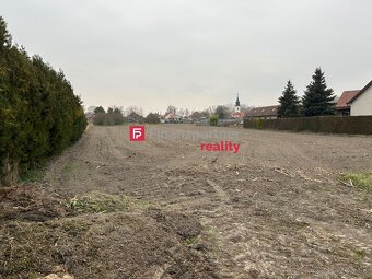 Slnečný stavebný pozemok v tichej časti obce Čiližská Radvaň - 2